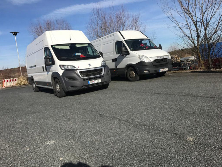 Dodávky Peugeot Boxer a Iveco Daily vedľa seba